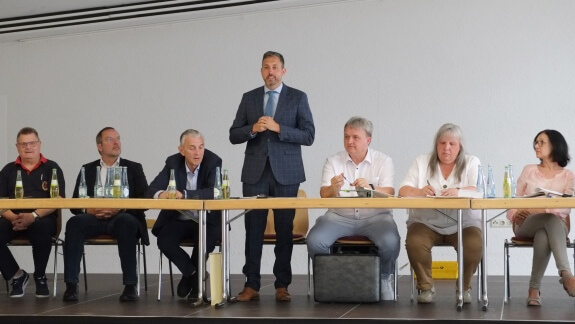Oberbürgermeister Christian Greiner leitet die konstituierende Sitzung des neuen Ortsbeirats von Kell