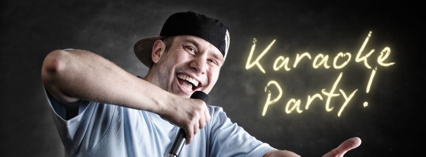 Junger Mann mit Mikro singt Karaoke