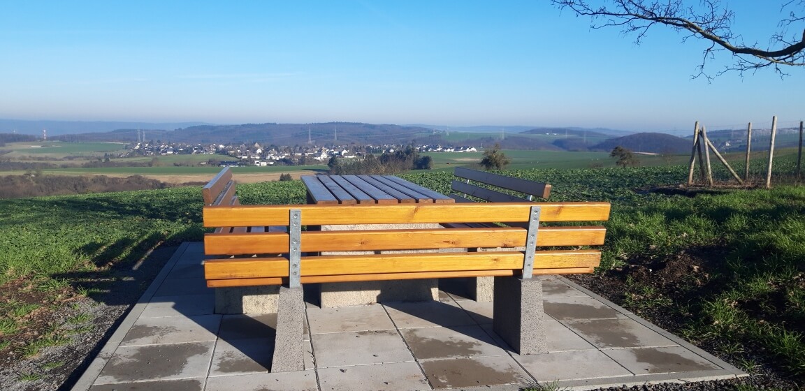 Sitzgruppe am Siebengebirgsblick in Kell. Blick auf Kell. Sitzgruppe erbaut vom Mofaclub Kell