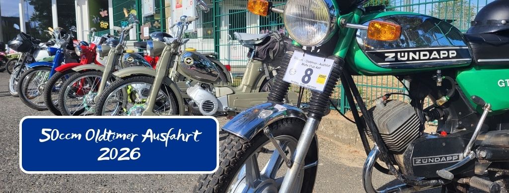 Aufgereihte Oldtimer der 50ccm Klasse vor dem Bürgerhaus Kell