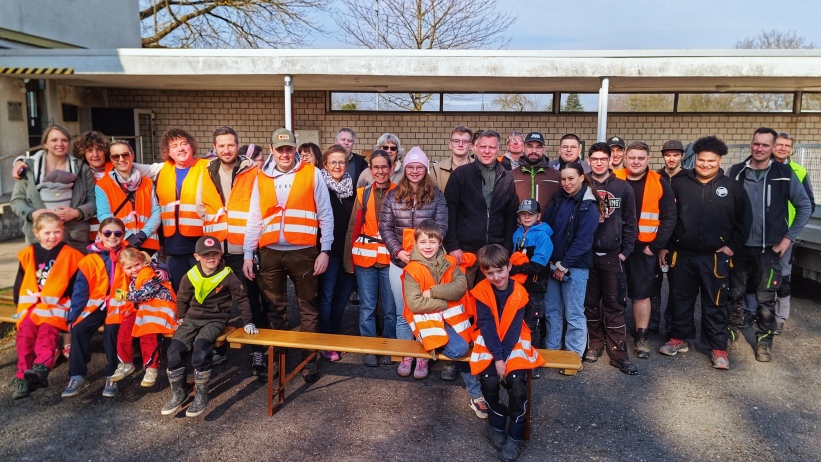 Aktionstag "Saubere Landschaft" in Kell 2026 - Gruppenfoto aller Teilnehmenden vor der Pausenhalle des Bürgerhaus Kell.