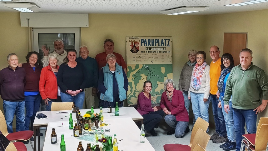 Gruppenfoto von der Jahreshauptversammlung 2026 des Verkehrs- und Verschönerungsvereins Kell e.V.